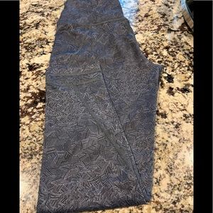 Patagonia cropped worn wear leggings.